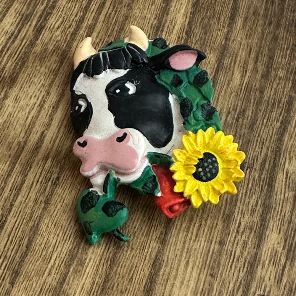 Vintage 80’s Cow Brooch with‎ Sunflower Accent